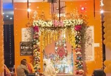 दुबौलिया थाने में धूमधाम से मना श्रीकृष्ण जन्माष्टमी पर्व:परिसर को फूल-मालाओं, गुब्बारों और लाइटों से सजाया, पुलिसकर्मियों ने की पूजा
