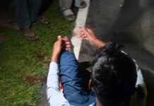 खड्डा नहर मार्ग पर दो बाइकों की टक्कर, दो गंभीर:भेड़िहारी पुल के पास गलत साइड से आई बाइक ने मारी टक्कर, जिला अस्पताल रेफर