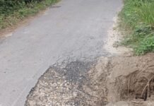 बस्ती में महुरैया-ब्रह्मदेव स्थान मार्ग पर बड़ा गड्ढा:दर्जनों गांवों के लोग परेशान, हादसे की आशंका