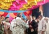जन्माष्टमी पर लोगों को अंगवस्त्र बांटे:खैरहनिया में हुआ कार्यक्रम, हजारों लोग रहे मौजूद