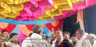 जन्माष्टमी पर लोगों को अंगवस्त्र बांटे:खैरहनिया में हुआ कार्यक्रम, हजारों लोग रहे मौजूद