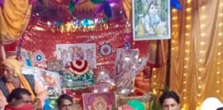 बस्ती के तेलियाडीह में अवधेश निषाद के यहां मना जन्माष्टमी:आकर्षक झांकी सजी, श्रद्धालुओं ने सुख-शांति की कामना कर प्रसाद बांटा