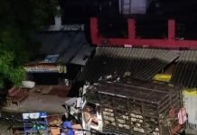 मुर्गियों से लदी पिकअप ने दूसरी गाड़ी को मारी टक्कर:महराजगंज के बहादुरी बाजार में हादसा, केबिन में फंसा चालक