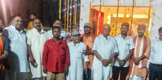 महाराजगंज तराई थाने में जन्माष्टमी धूमधाम से मनाई गई:बच्चों ने कृष्ण का वेश धरा, सांस्कृतिक कार्यक्रम हुए; विधायक समेत कई लोग शामिल