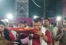 बृजमनगंज में पुलिस परिवार ने धूमधाम से मनाया श्रीकृष्ण जन्मोत्सव:थानाध्यक्ष मदन मोहन मिश्रा ने पत्नी संग की पूजा, CO फरेंदा भी रहीं मौजूद