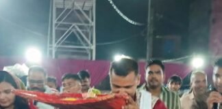 बृजमनगंज में पुलिस परिवार ने धूमधाम से मनाया श्रीकृष्ण जन्मोत्सव:थानाध्यक्ष मदन मोहन मिश्रा ने पत्नी संग की पूजा, CO फरेंदा भी रहीं मौजूद
