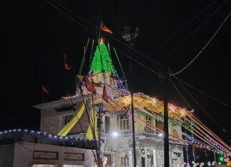महसी के रमपुरवा गांव में मध्यरात्रि कृष्ण जन्म पर गूंजे:भजन-कीर्तन और झांकियों ने मोहा मन, उमड़ी भारी भीड़