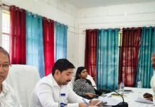 आदिलपुर के ग्रामीण राशन कार्ड मर्ज होने से नाराज:पयागपुर तहसील पहुंचे, 448 कार्ड दूसरे कोटेदार के यहां जोड़े जाने का विरोध कर नई दुकान मांगी