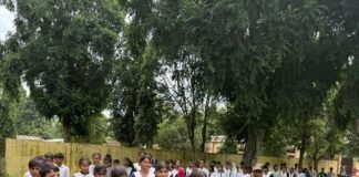 कतर्नियाघाट में गिद्ध दिवस पर बच्चों ने बनाई आकृति:पेंटिंग से दिया संरक्षण का संदेश, पर्यावरण के लिए गिद्धों का महत्व बताया
