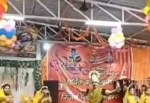 बच्चों ने कृष्ण की बाल लीलाओं पर मनमोहक झांकी पेश:बस्ती में अधिकारियों ने अनुशासन, आत्मविश्वास की सराहना की