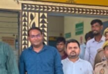 12महीने से सैलरी नहीं मिलने पर धरने पर बैठे डॉक्टर:सीएचसी अधीक्षक ने 4 महीने की सैलरी तुरंत दिलाने का आश्वासन दिया, बाकी 10 दिन में मिलेगी