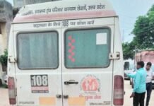 विक्रमजोत में अनियंत्रित बाइक डिवाइडर से टकराई, दो युवक घायल:गंभीर हालत में सामुदायिक स्वास्थ्य केंद्र से अयोध्या मेडिकल कॉलेज रेफर