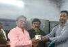 रिसिया के गायत्री विद्यापीठ कॉलेज में शिक्षक दिवस पर सम्मान:शिक्षकों-कर्मचारियों को पेन डायरी भेंट की गई, PNB ने कॉलेज को ग्रीन प्लांट दिए