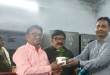 रिसिया के गायत्री विद्यापीठ कॉलेज में शिक्षक दिवस पर सम्मान:शिक्षकों-कर्मचारियों को पेन डायरी भेंट की गई, PNB ने कॉलेज को ग्रीन प्लांट दिए