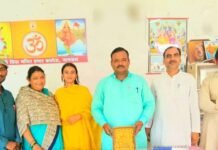 अभाविप ने शिक्षक दिवस पर शिक्षकों को सम्मानित किया:नानपारा के सरस्वती विद्या मंदिर में स्मृति चिह्न और पेन भेंटकर लिया आशीर्वाद