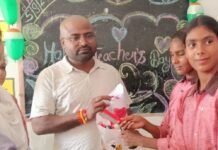 शिक्षक दिवस पर छात्रों ने शिक्षिका को केक खिलाकर सम्मान:ख़सहा मोहम्मदपुर स्कूल में हुआ कार्यक्रम, डॉ. राधाकृष्णन के बारे में बताया