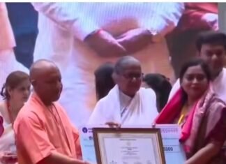 पयागपुर की शिक्षिका को राज्य पुरस्कार से सम्मानित किया गया:मुख्यमंत्री योगी ने गोरखपुर में किया सम्मानित, क्षेत्र में खुशी का माहौल