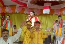 नानपारा कोतवाली में मना श्रीकृष्ण जन्मोत्सव:कुमार शानू के भजनों पर झूमे श्रद्धालु, प्रभारी निरीक्षक गुरुसेन सिंह ने किया नेतृत्व