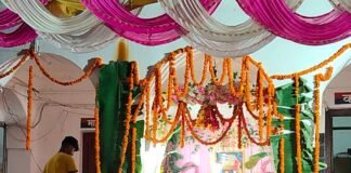 थाने में गूंजीं कान्हा की किलकारियां:भव्य झांकी सजाकर धूमधाम से मनाया जन्मोत्सव, आधी रात हुआ जन्माभिषेक