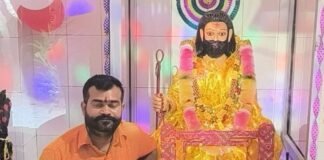 बच्चों ने धारण किए देवी-देवताओं के स्वरूप:मिर्चीहा बाबा मंदिर में बच्चों ने सजाई भव्य झांकी, ग्रामीणों ने की सराहना