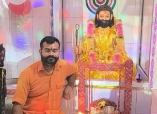 बच्चों ने धारण किए देवी-देवताओं के स्वरूप:मिर्चीहा बाबा मंदिर में बच्चों ने सजाई भव्य झांकी, ग्रामीणों ने की सराहना