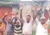 नाली साफ कर सड़क पर छोड़ दिया कचरा:संभापुरवा के ग्रामीणों ने प्रदर्शन कर जताई नाराजगी