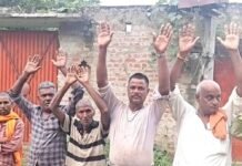 नाली साफ कर सड़क पर छोड़ दिया कचरा:संभापुरवा के ग्रामीणों ने प्रदर्शन कर जताई नाराजगी
