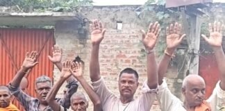 नाली साफ कर सड़क पर छोड़ दिया कचरा:संभापुरवा के ग्रामीणों ने प्रदर्शन कर जताई नाराजगी