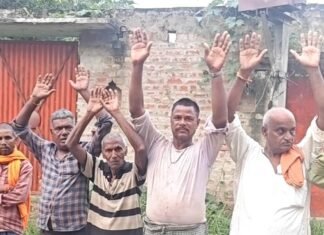 नाली साफ कर सड़क पर छोड़ दिया कचरा:संभापुरवा के ग्रामीणों ने प्रदर्शन कर जताई नाराजगी
