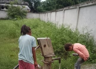 हैंडपंप की चौकी नहीं बनी, आसपास उगी घास:भवनियापुर बनघुसरी मजरा बरुहा में बच्चों को पानी पीने में परेशानी