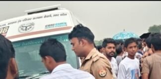 महराजगंज के नहर रोड पर मजदूर पर गिरी आकाशीय बिजली:गंभीर रूप से झुलसकर अचेत हुआ, अस्पताल में भर्ती