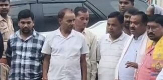 बीरगंज बाजार में बदहाल सड़क और जलभराव से लोग परेशान:विधायक ने मौके पर पहुंचकर जल्द मरम्मत का आश्वासन दिया