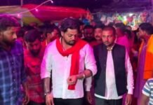 जन्माष्टमी पर प्रखर कलहंस ने मोहन बाबा मंदिर में की:तुलसीपुर से सपा विधायक प्रत्याशी ने क्षेत्रवासियों की सुख-समृद्धि और खुशहाली की कामना की