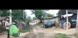 वीरपुर लोकिहा में नाली नहीं:सड़क पर फैला कीचड़, राहगीरों को होती है परेशानी