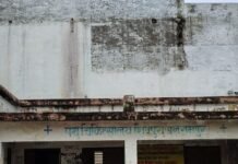 शिवपुरा पशु चिकित्सालय का भवन जर्जर:दबंगों का कब्जा, दवाओं की कमी; इलाज नहीं मिलने से पशुपालक परेशान