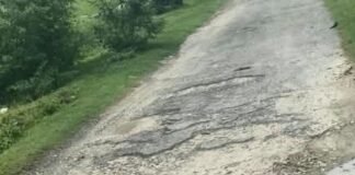 तहसील चौराहा से कोहड़वल मार्ग बदहाल, गड्ढों से लोग परेशान:बारिश में गड्ढों में पानी भरने से दोपहिया वाहन चालकों को परेशानी; ग्रामीणों ने मरम्मत की मांग की