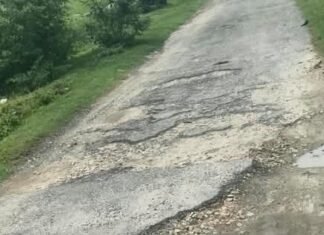 तहसील चौराहा से कोहड़वल मार्ग बदहाल, गड्ढों से लोग परेशान:बारिश में गड्ढों में पानी भरने से दोपहिया वाहन चालकों को परेशानी; ग्रामीणों ने मरम्मत की मांग की