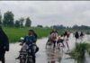 श्रावस्ती में पुल के बाईपास पर घुटनों तक पानी:400 मीटर रास्ता डूबा, जान जोखिम में डालकर निकल रहे ग्रामीण-बच्चे
