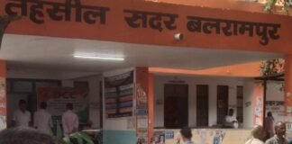 खतौनी में अंश संशोधन के लिए भटक रहे किसान:अधिकारी नहीं दे रहे ध्यान, धान बेचने और कर्ज लेने में आ रही दिक्कत; ADM ने संज्ञान लिया