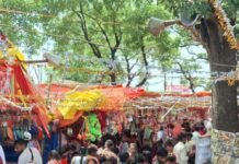 ललिया मोहन बाबा मंदिर मेले में उमड़ी श्रद्धालुओं की भीड़:कृष्ण जन्मोत्सव पर भजन संध्या और रंगारंग कार्यक्रम, पुलिस ने संभाली व्यवस्था