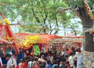 ललिया मोहन बाबा मंदिर मेले में उमड़ी श्रद्धालुओं की भीड़:कृष्ण जन्मोत्सव पर भजन संध्या और रंगारंग कार्यक्रम, पुलिस ने संभाली व्यवस्था