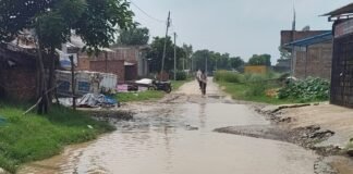 सड़क पर गहरे गड्ढे, आवागमन मुश्किल:बारिश का पानी भरने से तालाब जैसी दिख रही सड़क, कई गांवों के लोग परेशान, मरम्मत की मांग