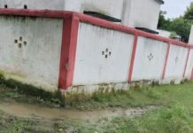 प्राथमिक विद्यालय के रास्ते में जलभराव, कीचड़ से बच्चे परेशान:डौरा बोझी गांव में स्कूल जाने में आ रही दिक्कत, ग्रामीणों ने की समाधान की मांग