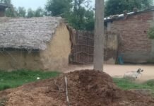 घरों के सामने घूर-कचरा लगाने से दुर्गंध और मच्छर:उत्मापुर गांव में लोग परेशान, बीमारियों का खतरा