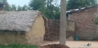 घरों के सामने घूर-कचरा लगाने से दुर्गंध और मच्छर:उत्मापुर गांव में लोग परेशान, बीमारियों का खतरा