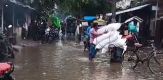 सिसवारा चौराहे पर घुटनों तक भरा पानी:राप्ती नदी पुल को जोड़ने वाली सड़क पर राहगीर परेशान, हादसे का डर
