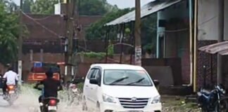 नासिरगंज-बदला चौराहा मार्ग पर जलभराव:नानपारा-भिनगा मार्ग पर राहगीर परेशान, हादसे की आशंका
