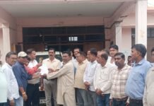 शिक्षक संघ ने समस्याओं के समाधान न होने पर आंदोलन:बीएसए को ज्ञापन सौंपा, पदोन्नति सूची और जीपीएफ पर्ची समेत कई मांगें रखीं