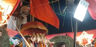 लक्ष्मण नगर में जन्माष्टमी पर कलाकारों ने मनमोहक झांकियां सजाईं:प्राचीन शिव मंदिर के पास उमड़ी भक्तों की भीड़, नेताओं ने भी की शिरकत