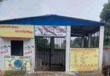 स्वतंत्रता सेनानी के गांव में विकास नहीं पहुंचा:बस्ती के भीमलापुर छत्तर में जर्जर सड़कें, गंदगी और मूलभूत सुविधाओं का अभाव